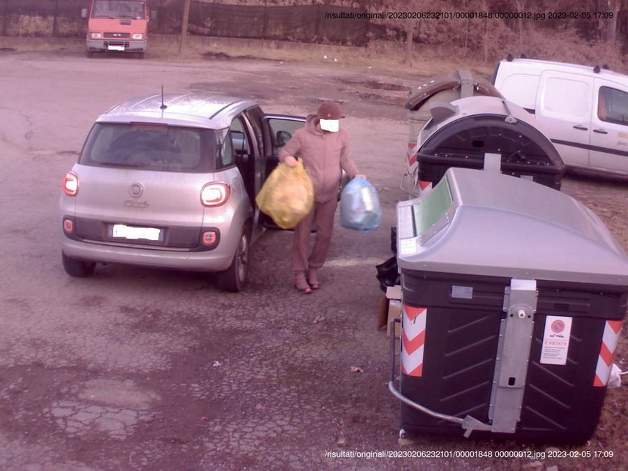 Modena Aumentano Gli Abbandoni Di Pattume Per Strada Caccia Ai Furbetti Con Telecamere